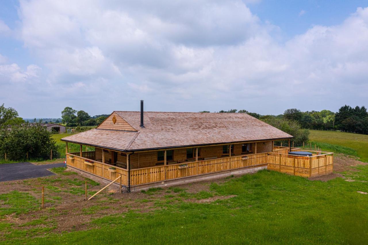 Luxury Log Cabin With A Hot Tub Stone  Eksteriør billede